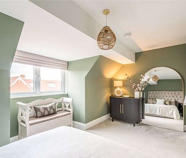 Modern four bedroom townhouse with garden, wine cellar and garage within the popular Royal Wells development - Photo 4