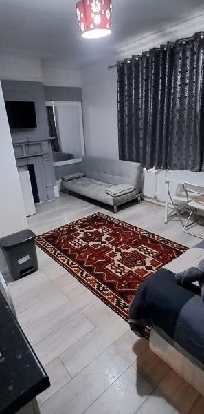 Studio Flat, Finchley Road, NW11 - Photo 1