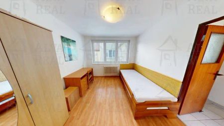 Dlouhodobý pronájem bytu v RD 2+1 CP 50,7 m, neprůchozí pokoje, šatna, prádelna. - Fotografie 3