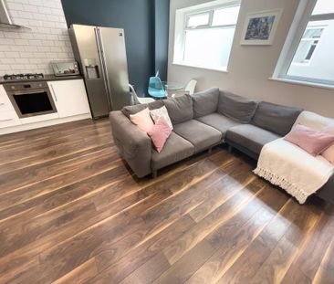 4 bedroom flat to rent - Photo 2