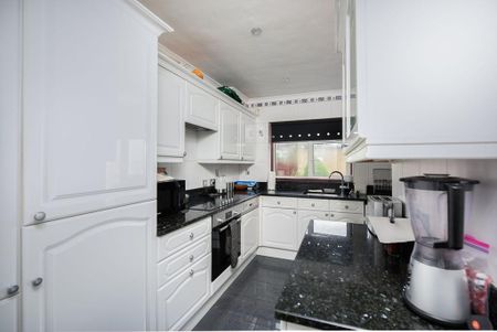 3 bedroom end of terrace house to rent - Photo 5