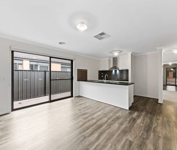 Brand New house in a desirable suburb! - Photo 6