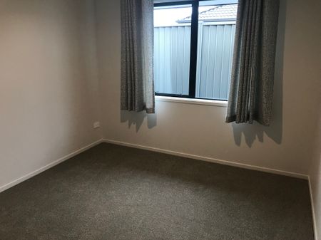 NEARLY NEW, SPACIOUS, MODERN FAMILY HOME SITTING PRETTY IN THE LAKES. - Photo 3