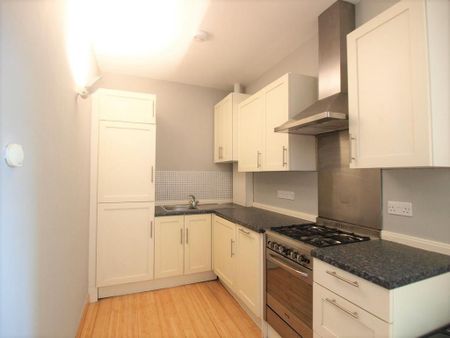 3 bedroom flat to rent - Photo 4