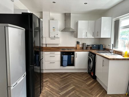 Room in a Shared House, Daisy Bank Road, M14 - Photo 2
