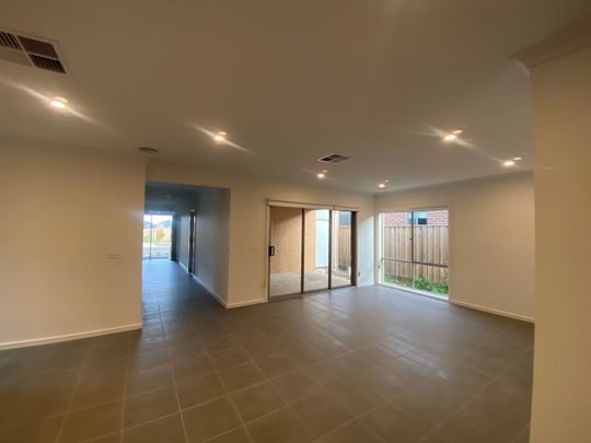 Modern 4 Bedroom Home - Photo 1