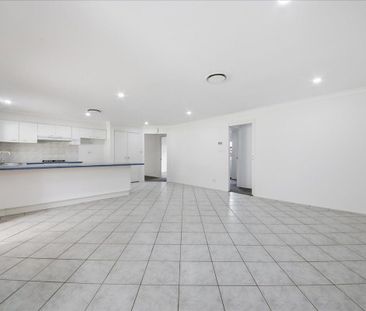 Large 5 Bedroom Family Home - Photo 3