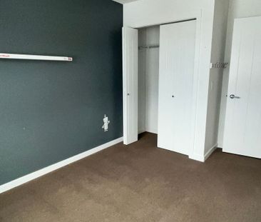 3 bed/2.5 bath Townhouse in Glenmore - Photo 5