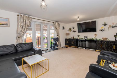 4 bed House To Let - Photo 2