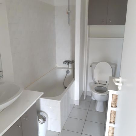 Location Appartement 2 pièces 43m² LA ROCHE SUR YON 85000 - Photo 4