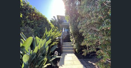 Furnished One-Bedroom Flat with Harbour Views - Photo 2