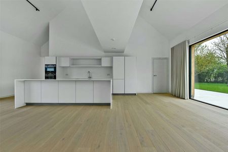 A high-specification home on a bespoke gated estate of four properties in Winkfield. - Photo 4