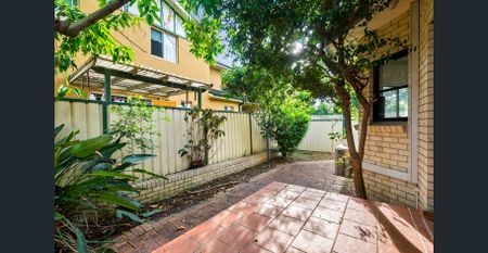 Large 3 Bedroom Townhouse - Photo 4