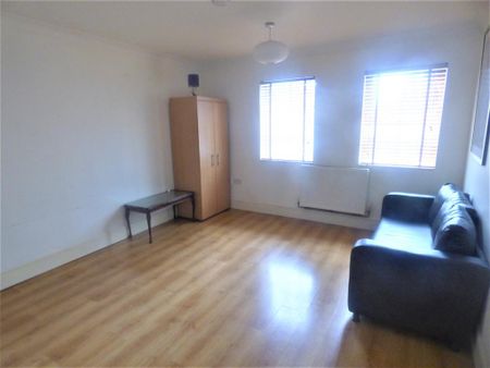 2 bedroom flat to rent - Photo 2
