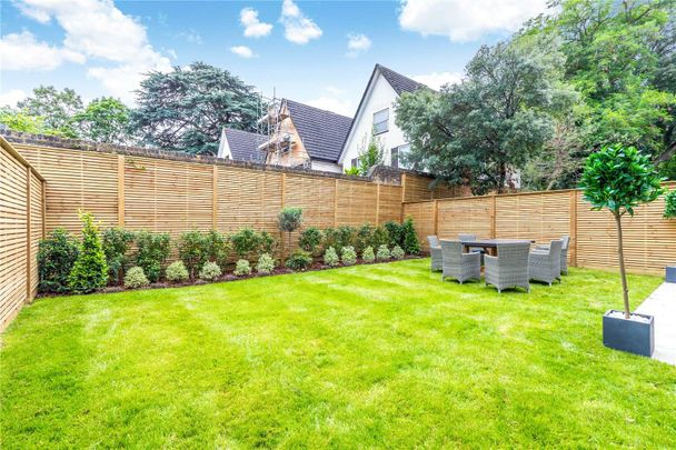 A superb four bedroom family house with a private garden and garage. - Photo 1