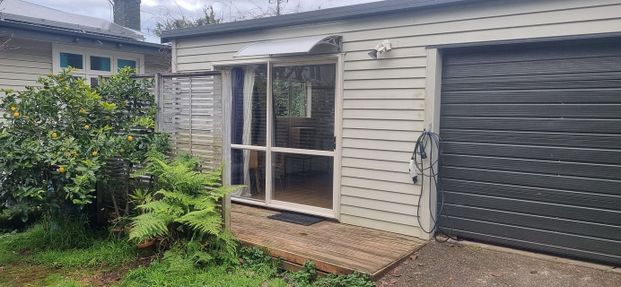 Cozy, warm Mt Eden Studio - Photo 1