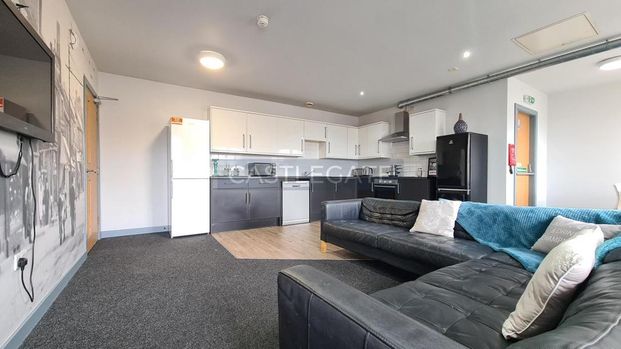 1 bedroom in a flat share to rent - Photo 1