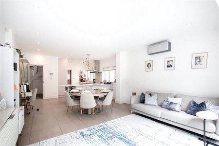 5 bedroom detached house to rent - Photo 3