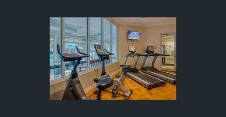 FULLY FURNISHED - Spacious Apartment with 2 balconies, pool, spa, sauna, gym & more - Photo 4