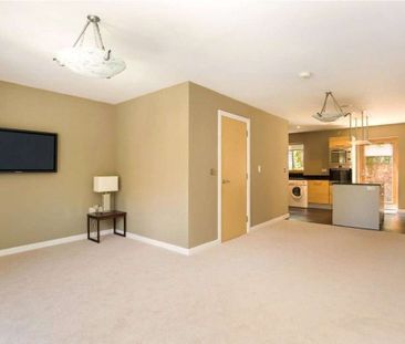 Elegant Four-Bedroom Townhouse with Roof Terrace, Garage & Garden ... - Photo 1