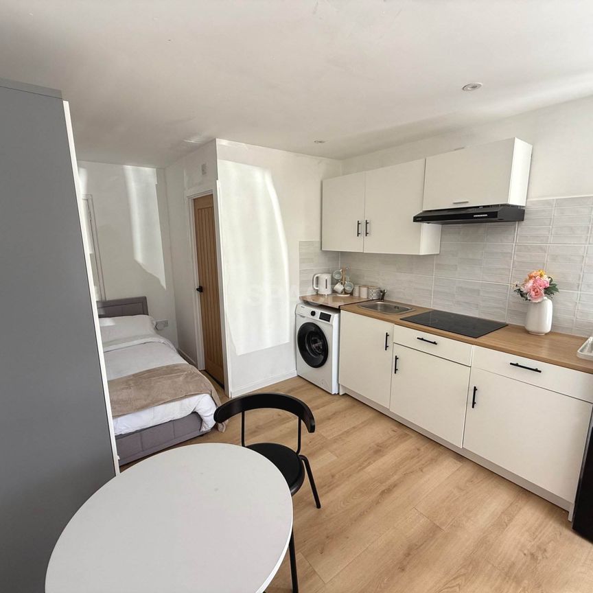 Studio Flat, Stanhope Road, Reading - Photo 1