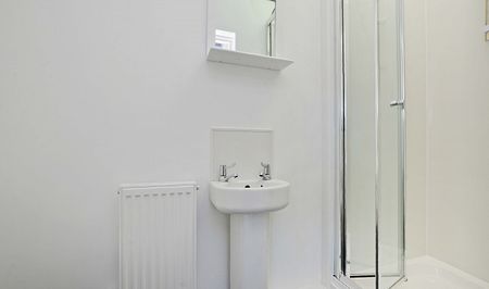 Amazing 7-Bedroom, 7-Bathroom City Centre Apartment Just Minutes from Hallam University - Photo 4