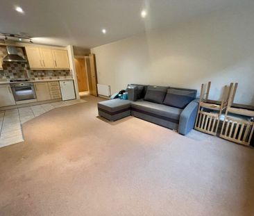 SPACIOUS ONE BEDROOM, TOWN CENTRE (P05092) - Photo 2