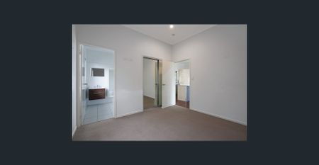 Charming 3-Bedroom Cottage with Office & Modern Comforts - Photo 5