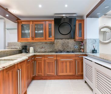 An Exceptional Four Bedroom Family House with Private Parking & Roo... - Photo 2