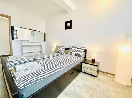 Apartament cu 3 camere, 100 mp, mobilat modern, parcare, zona Parcul Central - Photo 2