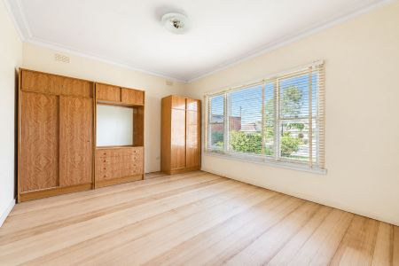 Spacious Three-Bedroom Home in a Convenient St Albans Location - Photo 2