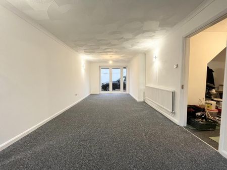 4 bedroom detached house to rent - Photo 2