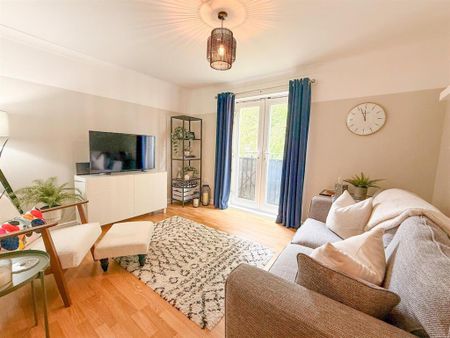 3 bedroom flat to rent - Photo 4