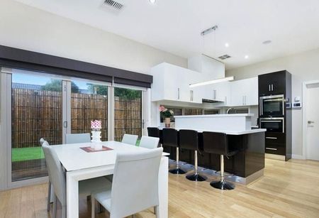 Luxury Contemporary Living in Exclusive Templestowe Pocket - Modern 3-Bedroom Home with High-End Finishes - Photo 2