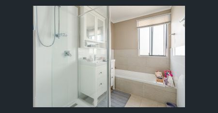 Large Family Home with Its Own Tennis Court - Photo 3