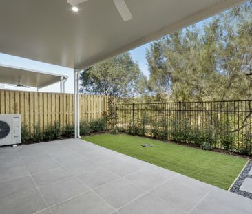 Upmarket Luxury Townhome with 3 Parking Spaces - Photo 4