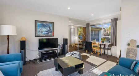 Bright Sunny Four Bedroom Student House - Photo 2