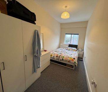 2 Bedroom Flat / Apartment - Portsmouth Road, Southampton - Photo 6