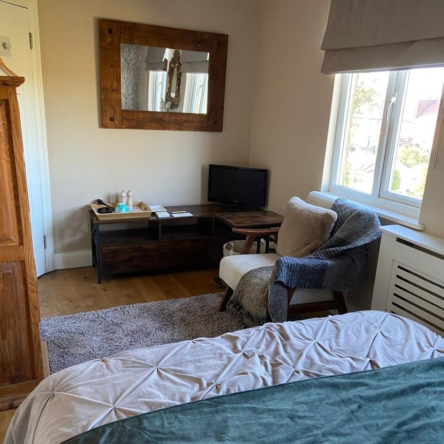 Room in a Shared House, Burnell Avenue, TW10 - Photo 1