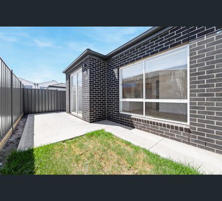 8 Sultana Street, Fraser Rise, Vic 3336 - Photo 3