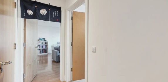 2 bedroom flat in Clapham - Photo 2