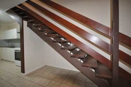 BRICK TOWNHOUSE - Affordable 3x1 + extra downstairs toilet. - Photo 3
