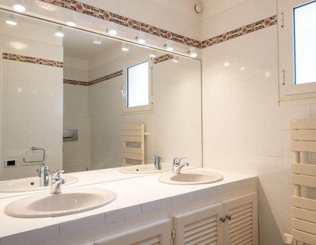 Rental Villa Ajaccio 8 Rooms 300 m² - Photo 1