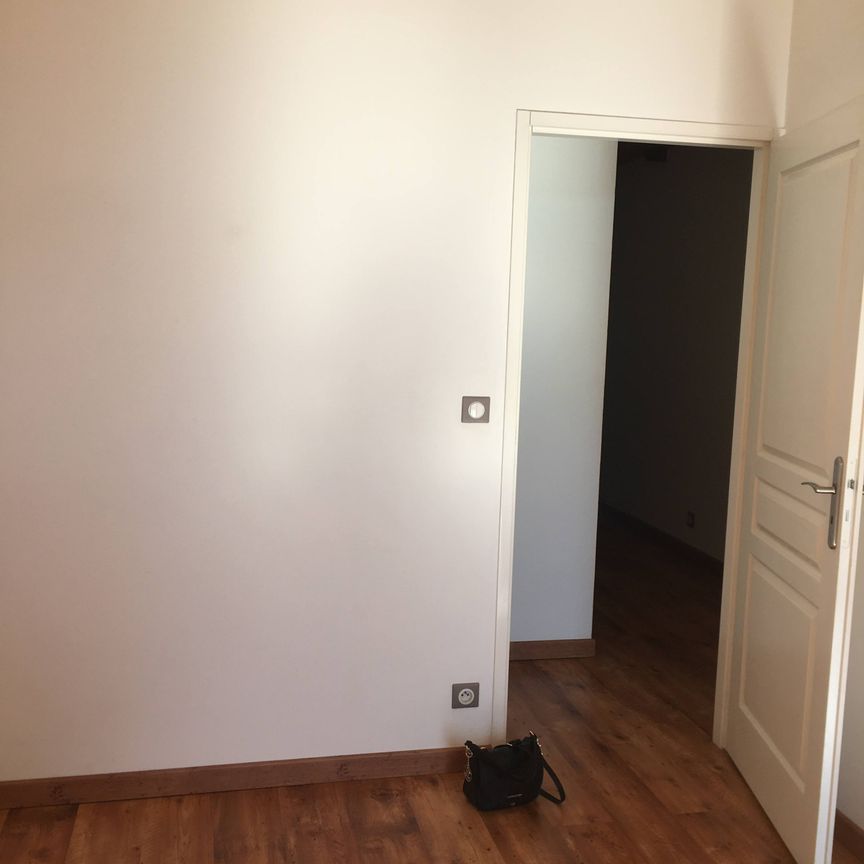 Location Maison 3 pièces 90m² LA ROCHE CHALAIS 24490 - Photo 1