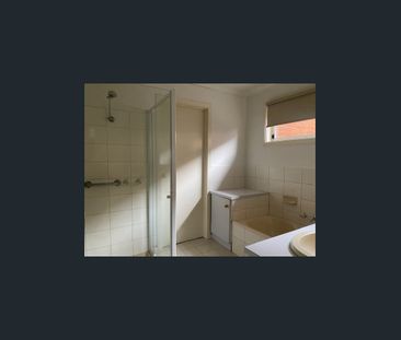 LOCATION !!! LOCATION !!! - Photo 6