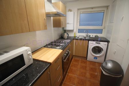 1 bedroom in a flat share to rent - Photo 4