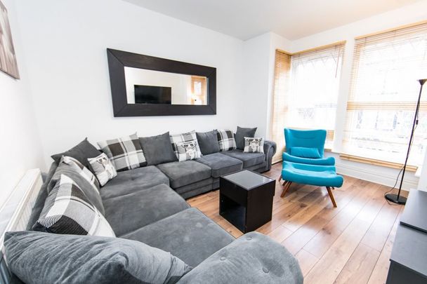 Burchett Grove, Leeds - Photo 1