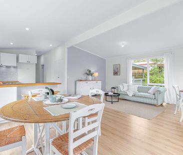 Charming Renovated Cottage with Spacious Backyard - Photo 3