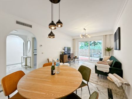 Bajo con jardín privado y acceso directo a la piscina en la Milla de Oro - Foto 2