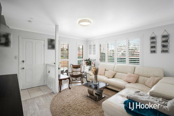 Great 3 Bedroom Home - Walk to Shops and Station! - Photo 1